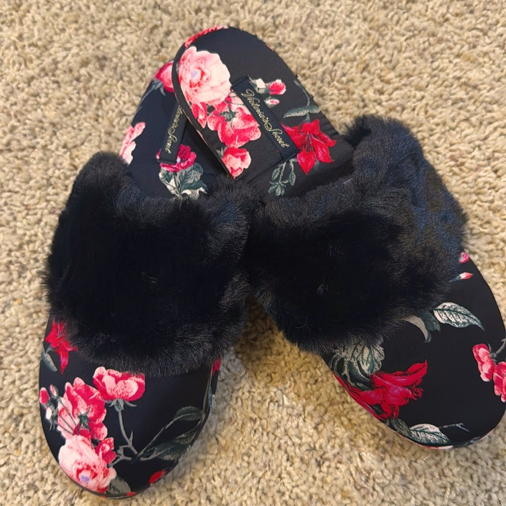 NWT Victoria’s Secret fur trimmed black floral luxury slippers
